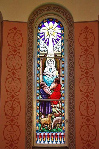 Lyijylasityö, jossa Maria pitää Jeesus-lasta sylissään. Kuvassa myös kaksi paimenta.
